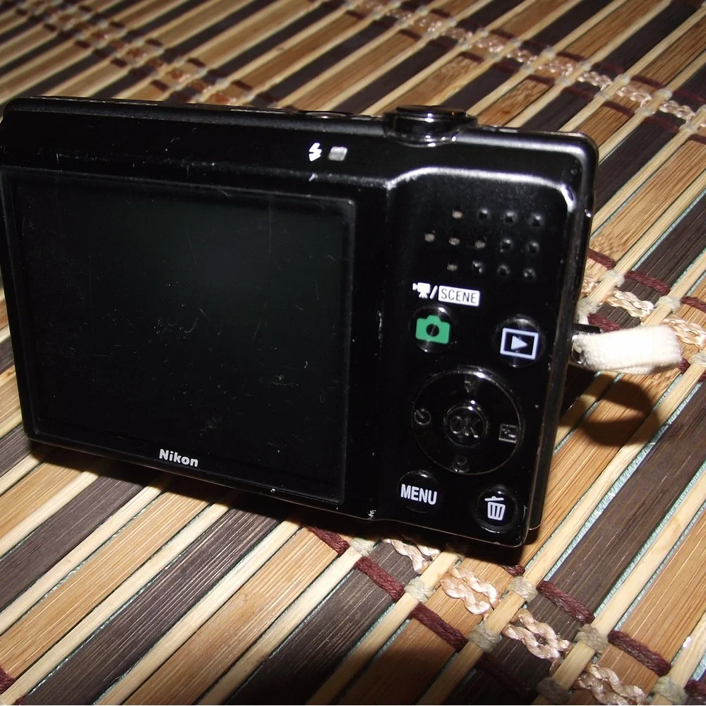 Nikon COOLPIX S570 Black Digital Camera FOR PARTS ONLY- lens error.